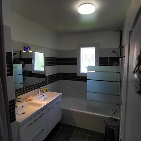 Casa de Férias Maison Familiale Avec Piscine Privee Saint-André-de-Cubzac